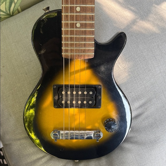Les Paul Peewee Epiphone Electric Guitar in Black and Yellow - Picture 3 of 12